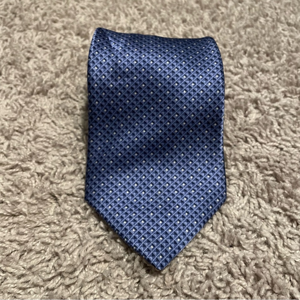 Arrow polka dot tie blue